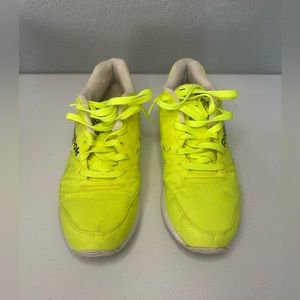 Men’s Neón Reebok tennis shoes